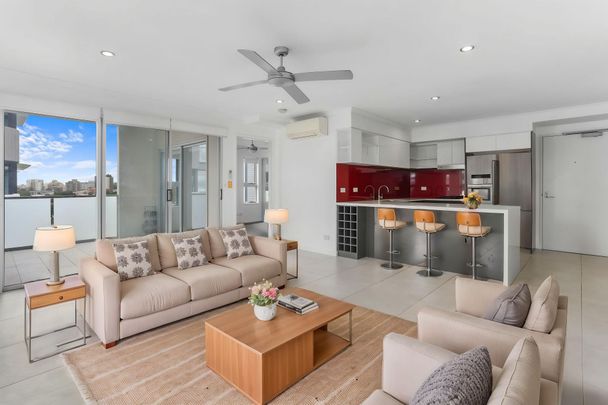 Central Apartment with Skyline Views - Photo 1