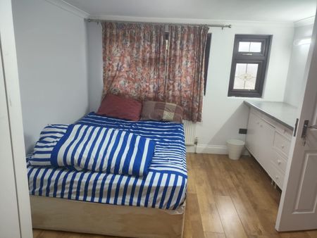 Room in a Shared House, Beaufort Gardens, IG1 - Photo 2