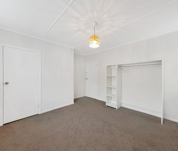 Beautifully renovated 3-bedroom family home. - Photo 1