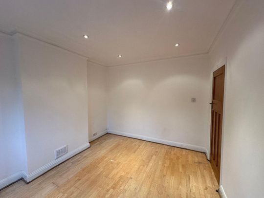 5 Bed End Terrace, Lakehall Gardens, CR7 - Photo 1