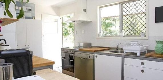 3 bedrooms, 2 bathrooms, double garage + 2 open parks, balcony, Air Con, BBQ, Security, Fully Fenced - Photo 2