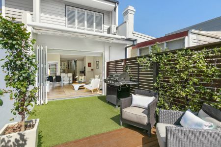 Streamlined Luxury In A Leafy Urban Setting - Photo 2