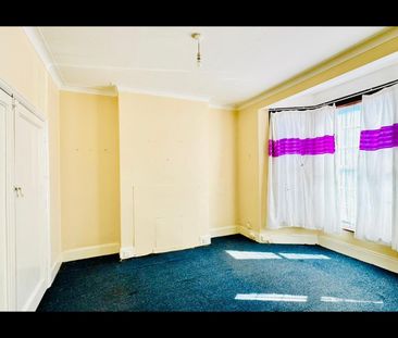 3 Bed Terraced House, De Vere Gardens, IG1 - Photo 5