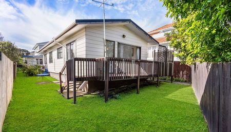 Freestanding, Own Driveway + Sleepout in Devonport - Photo 2