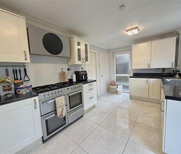 3 bedroom semi-detached house to rent - Photo 6