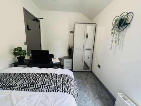 BEDROOM 1 LARGE DOUBLE ENSUITE - Photo 3