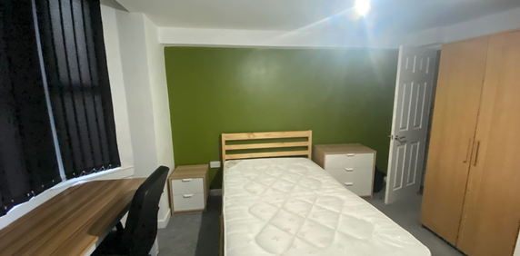 Luxury ensuite rooms in CV1 - Photo 2