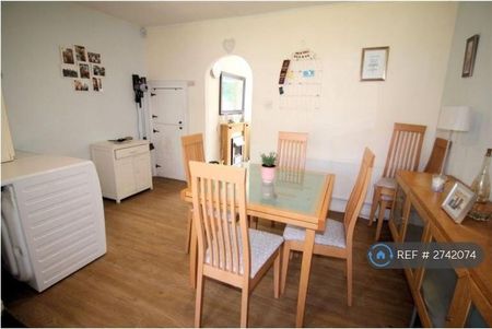 2 bedroom terraced house to rent - Photo 4