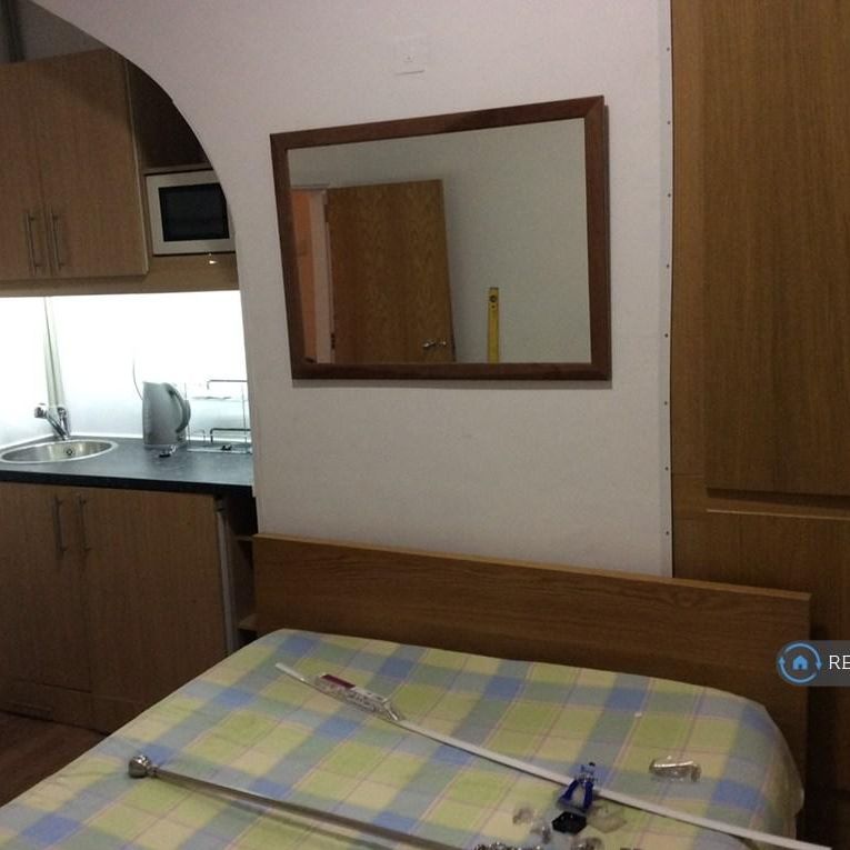 Studio to rent - Photo 1