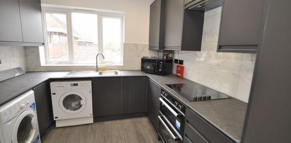 1 bedroom in a flat share to rent - Photo 2