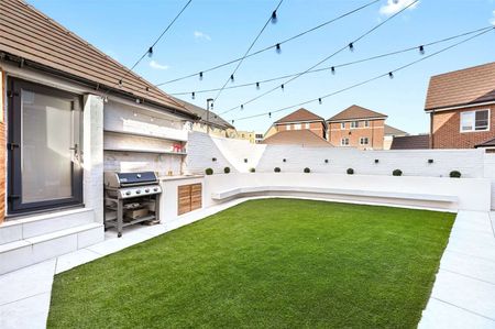 A beautifully presented and spacious 5 bedroom detached home in a sought after development in Ickenham. Available from the end of February. - Photo 2