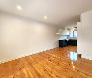 Charming Urban Retreat: Prime Location with Modern Comfort - Photo 5