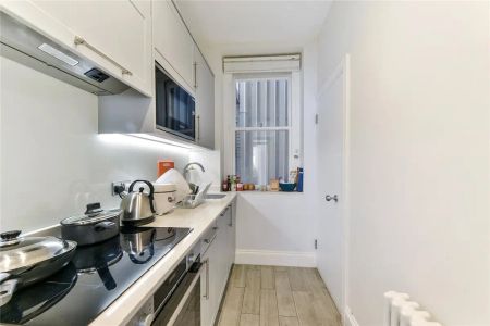 2 bedroom flat in London - Photo 3