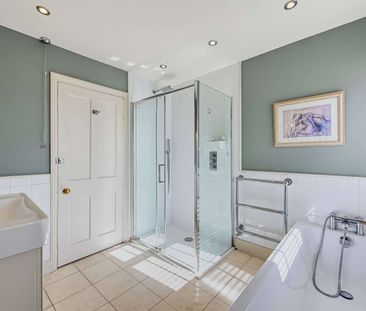 A charming 2 bedroom period house offering excellent river views and within walking distance of Canary Wharf. - Photo 6