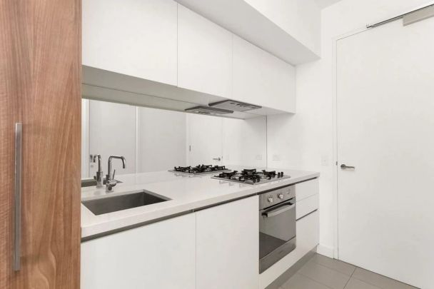 Unbeatable South Yarra Lifestyle & Convenience - Photo 1