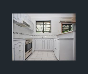 SPACIOUS 3 BEDROOM COURTYARD HOME. 2 LIVING AREAS. UNFURNISHED. - Photo 3