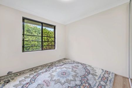 Beautifully Presented Two Bedroom Apartment - Photo 2