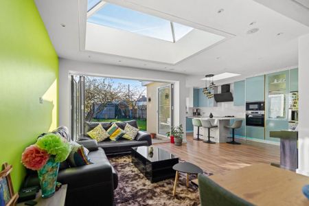 4 bedroom semi-detached house to rent - Photo 5