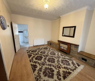 3 bedroom end of terrace house to rent - Photo 3