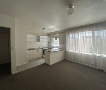 Bright & Comfortable 1 Bedroom Apartment in Convenient Location - Photo 3