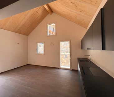 Casa unifamiliare con terreno e posti auto coperti - Foto 1