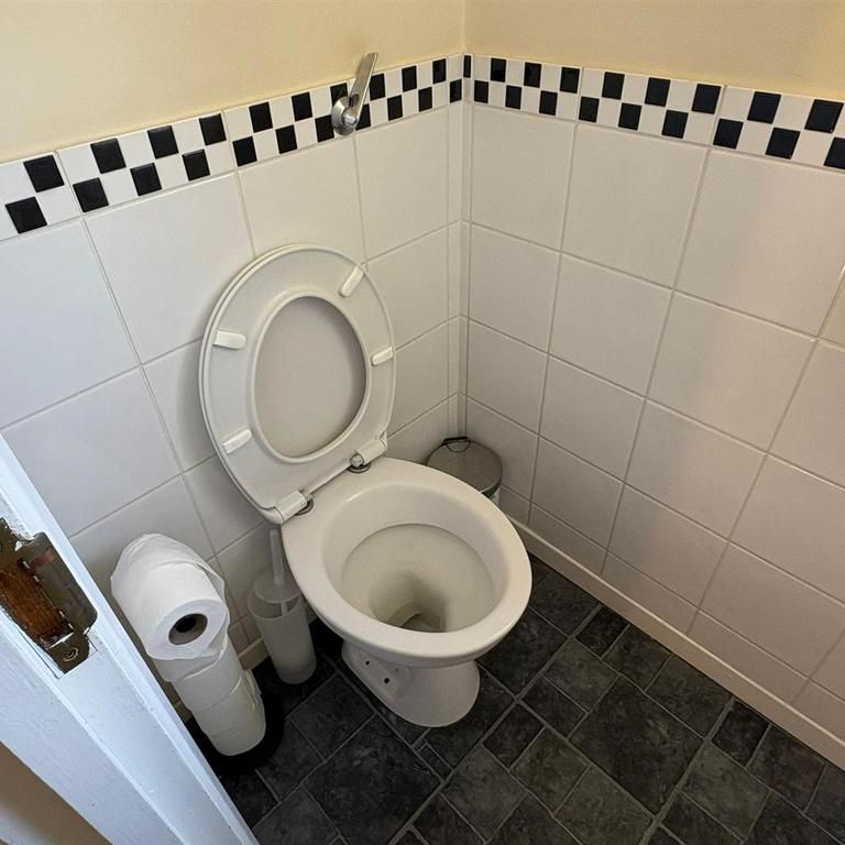 3 bedroom end of terrace house to rent - Photo 1