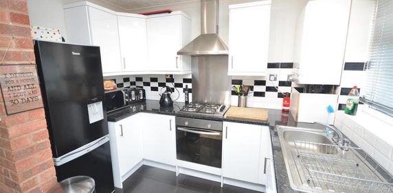 2 bedroom end of terrace house to rent - Photo 2