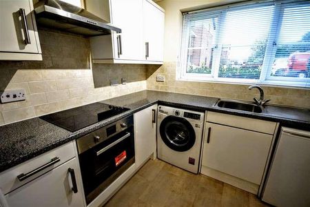 Yeomanry Close, Epsom, KT17 - Photo 3