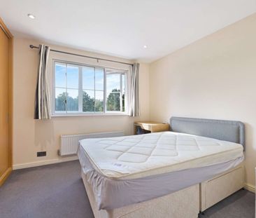 Modern two double bedroom house in a cul-de-sac location and with r... - Photo 3