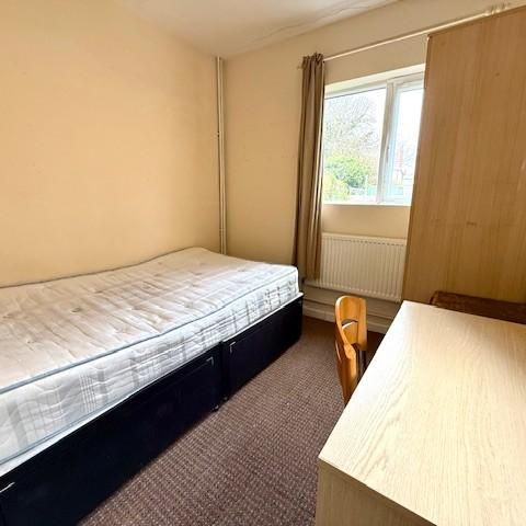 1 bedroom in a house share to rent - Photo 1