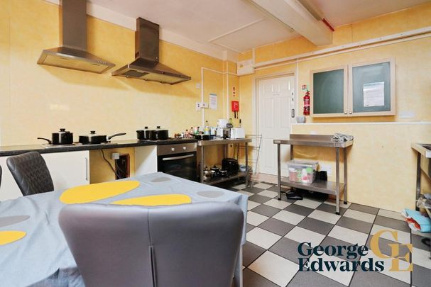 1 bedroom in a house share to rent - Photo 1