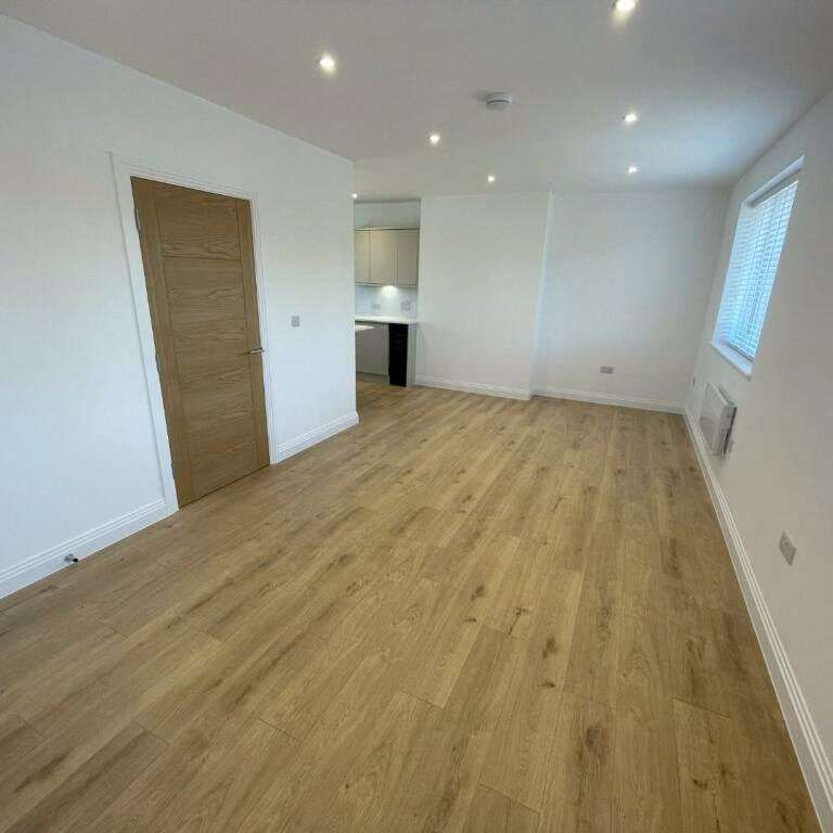 A 2 bedroom maisonette apartment situated in the Tilehurst area of Reading, with parking for 2 cars available. - Photo 1