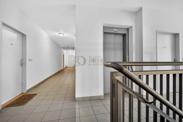 Pronájem bytu 2+kk s balkonem, garáží a prostorným sklepem 22,6 m - Фото 1