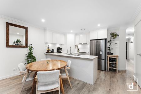 Inviting Entertainer + Walk-to-the-village Convenience - Photo 3