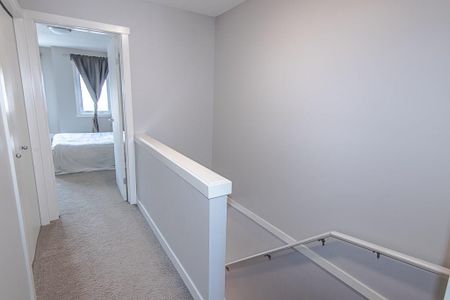 Beautiful 2 ensuited bdrms townhome for rent in Airdrie - Photo 2