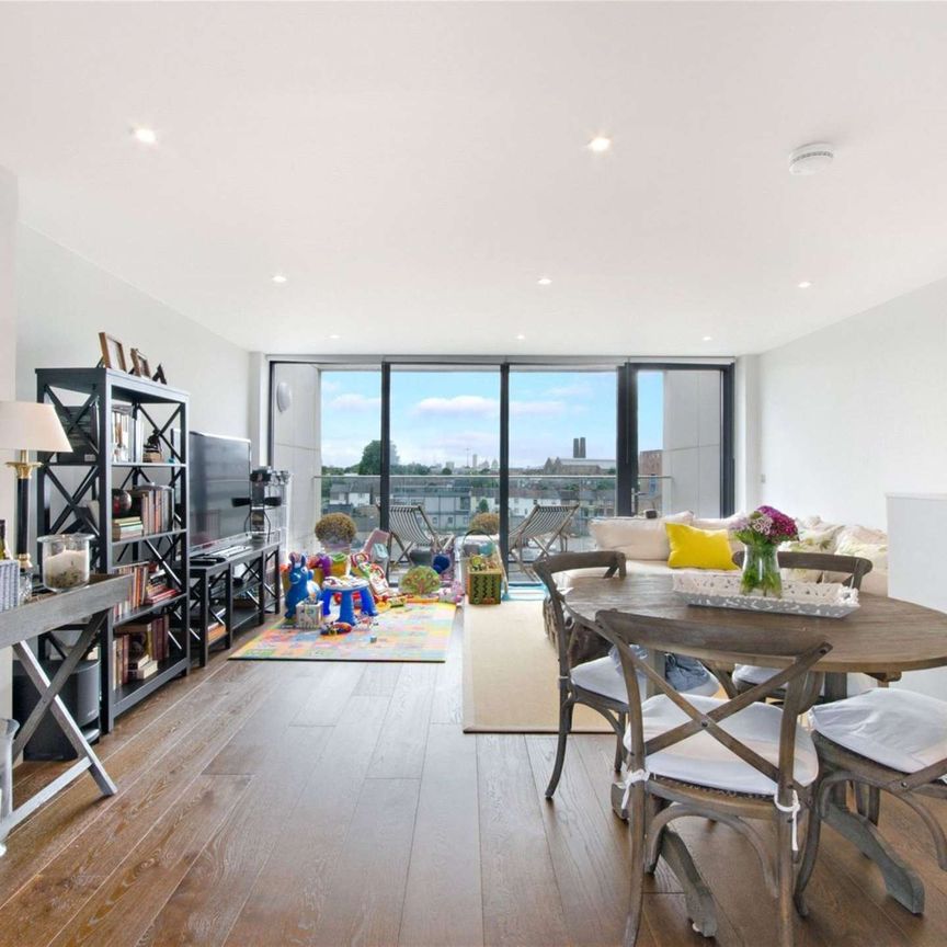 This superb three bedroom, one bathroom maisonette with water closet offers a great amount of space as well as a private terrace and off street parking space. - Photo 1