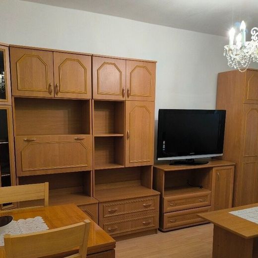 Na prenájom pekný 3-izbový byt o výmere 64 m² - Karlova Ves - Fotografia 1