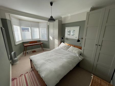 3 Bed Semi-Detached House, Blythe Hill Lane, SE6 - Photo 2