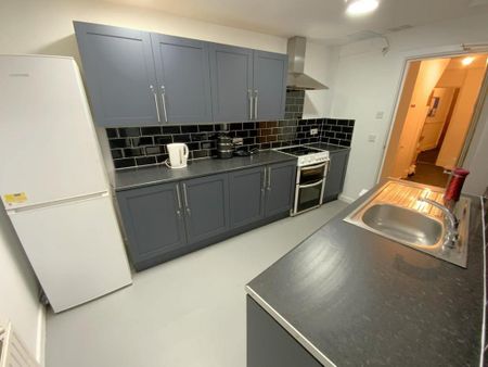 1 bedroom in a house share to rent - Photo 4