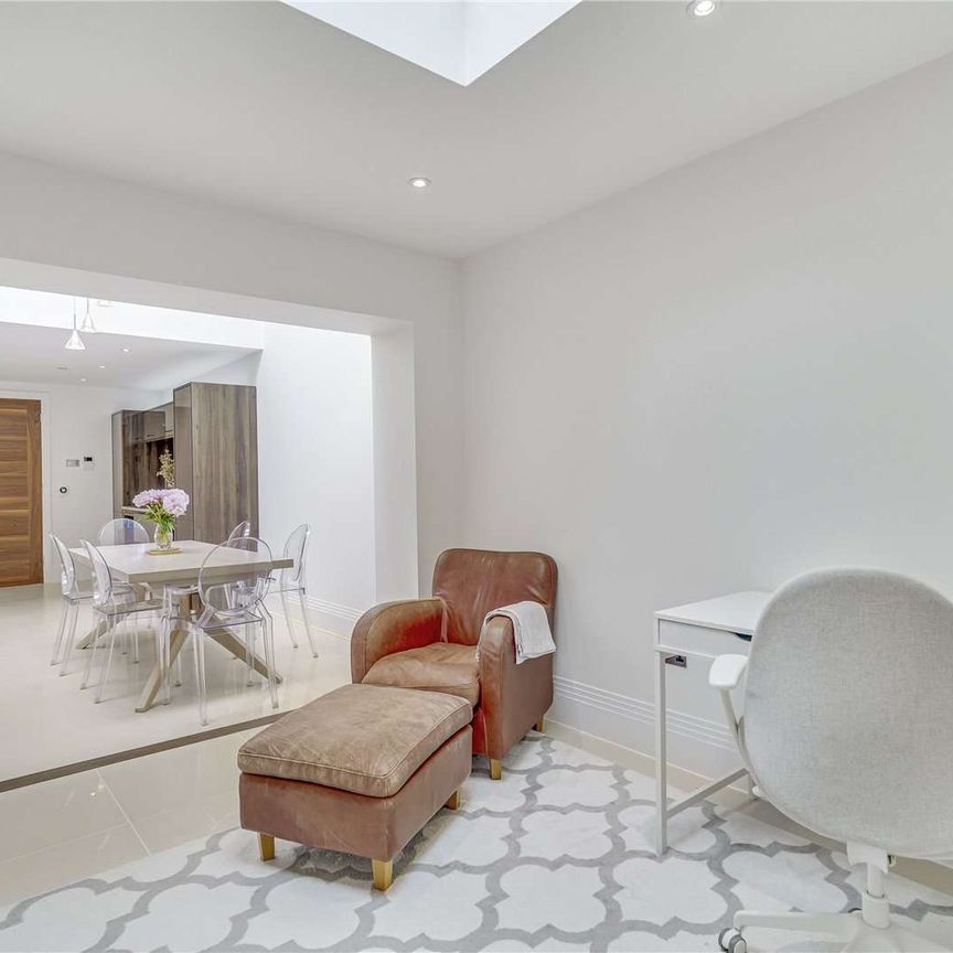 A fantastic five bedroom family home, split over four floors, benefitting from off-street parking. - Photo 1