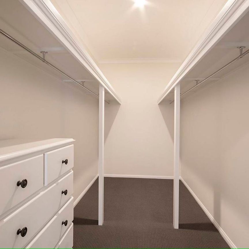 LUXURY VILLA INCLUDING ALL UTILITIES!! - Photo 1