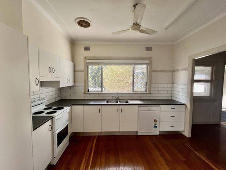 CHARMING FAMILY HOME - Photo 4