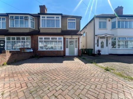 3 bed end of terrace house to rent in St. Margarets Avenue, Cheam, SM3 - Photo 5