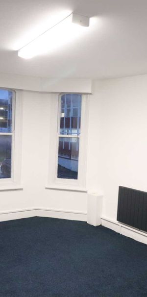 Amersham Hill, High Wycombe - Photo 1