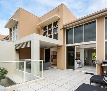 Sub-Penthouse Waterfront Apartment â The Reserve, Varsity Lakes - Photo 4