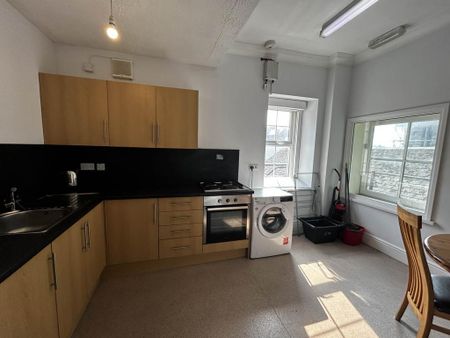 3 bedroom flat to rent - Photo 4