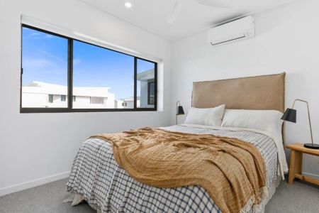 Stylish 2 Bedroom home with private court yard - Photo 3