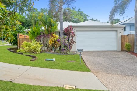 Executive family home with pool and modern comforts - Photo 5
