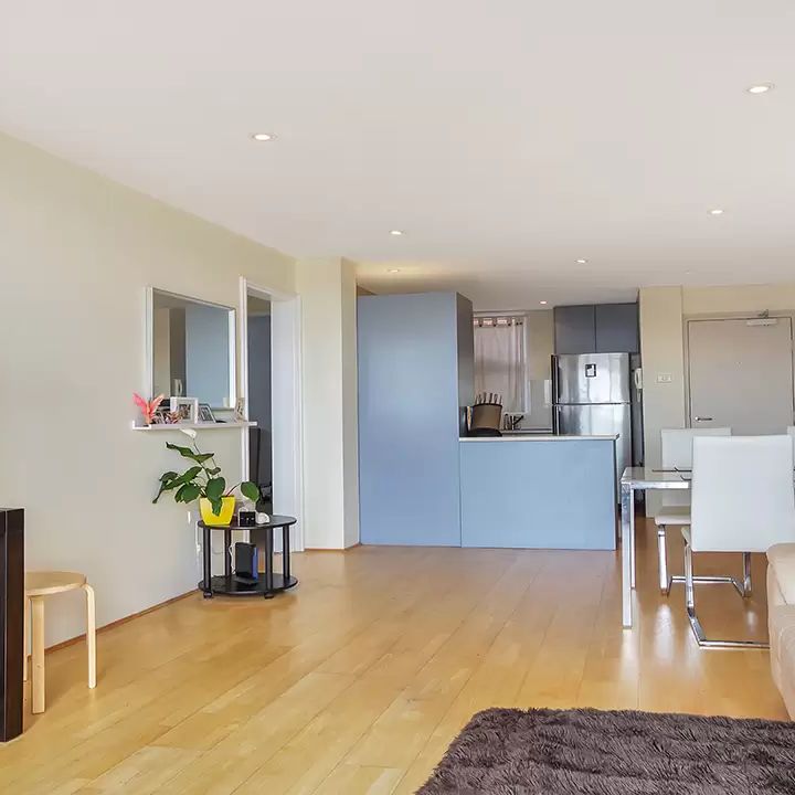 SUNNY 2 BEDROOM APARTMENT WITH SENSATIONAL VIEWS & PARKING - Photo 1