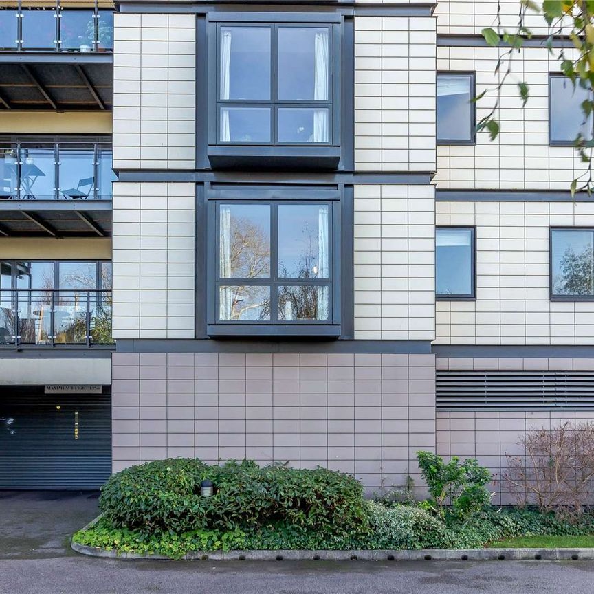A modern and extremely well presented first floor apartment overlooking the river. - Photo 1